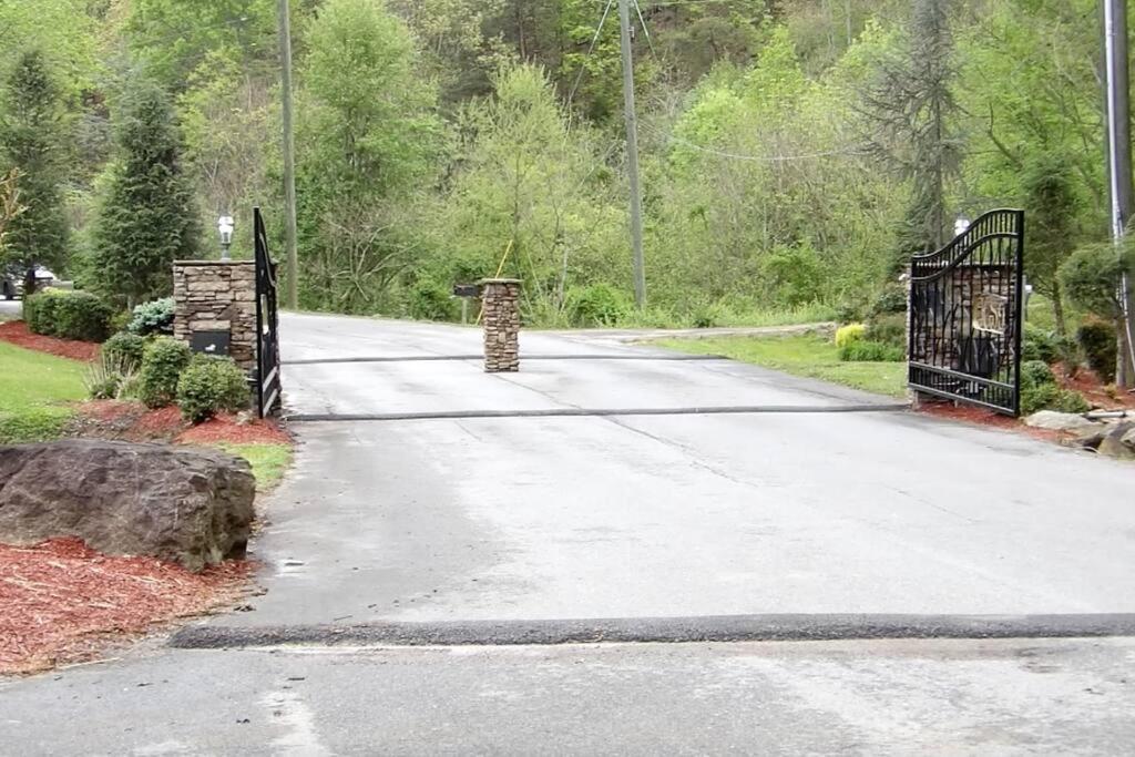 Beary Tale! Your Happily Ever After Starts Here! Sevierville Exterior foto